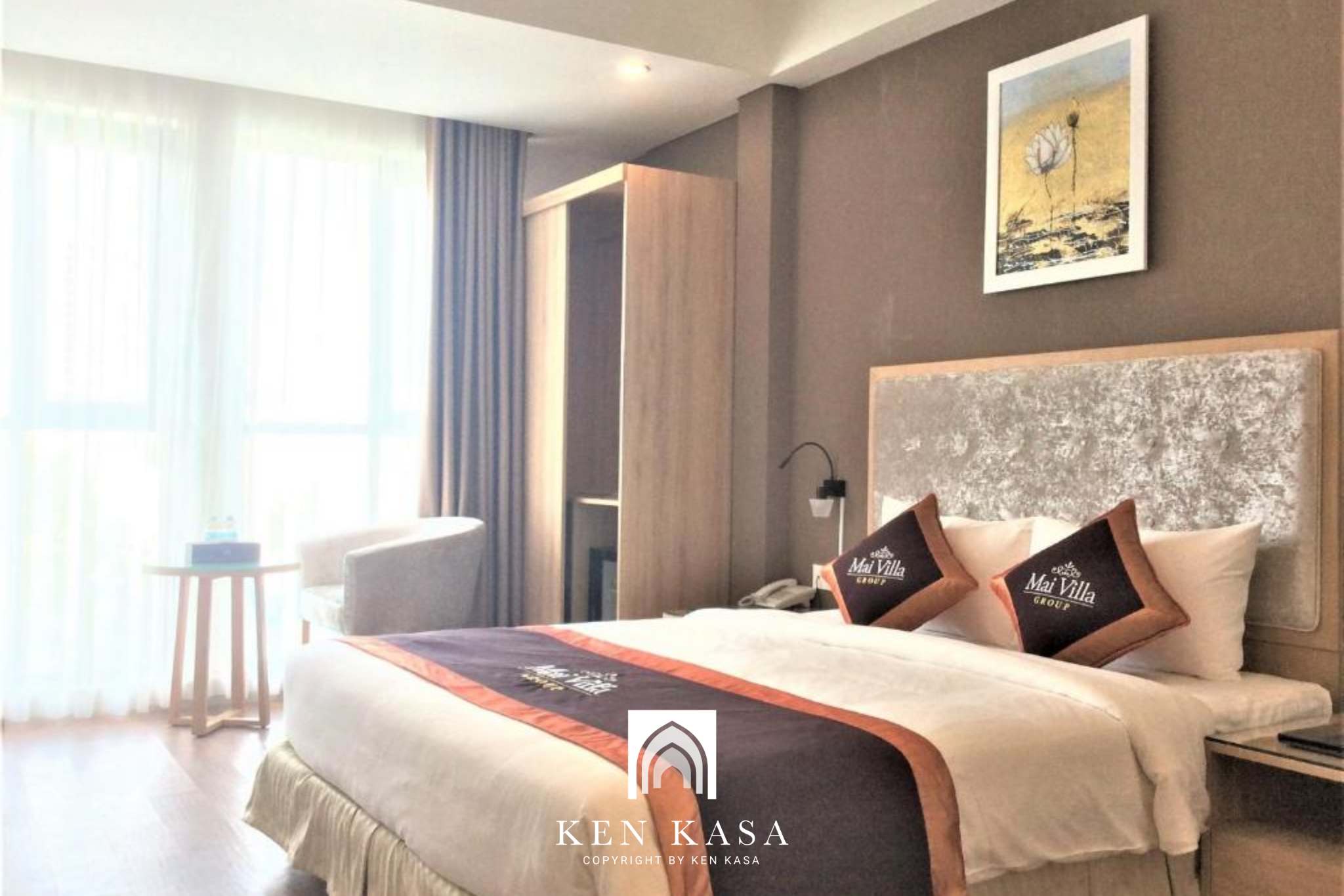 Ph&ograve;ng deluxe queen trong kh&aacute;ch sạn 